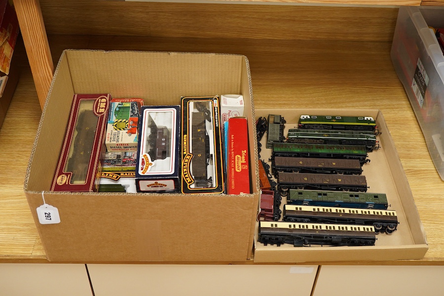 A quantity of 00 gauge model railway by Tri-ang, Mainline, Dapol, Bachmann, GMR, Hornby Dublo, etc. including; a Tri-ang American outline Davy Crockett train set (RS.37), nine steam and diesel locomotives, together with
